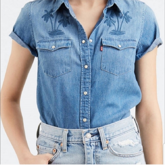 Levi's Tops - NWOT Levi’s Denim Palm Tree Button Up Tee